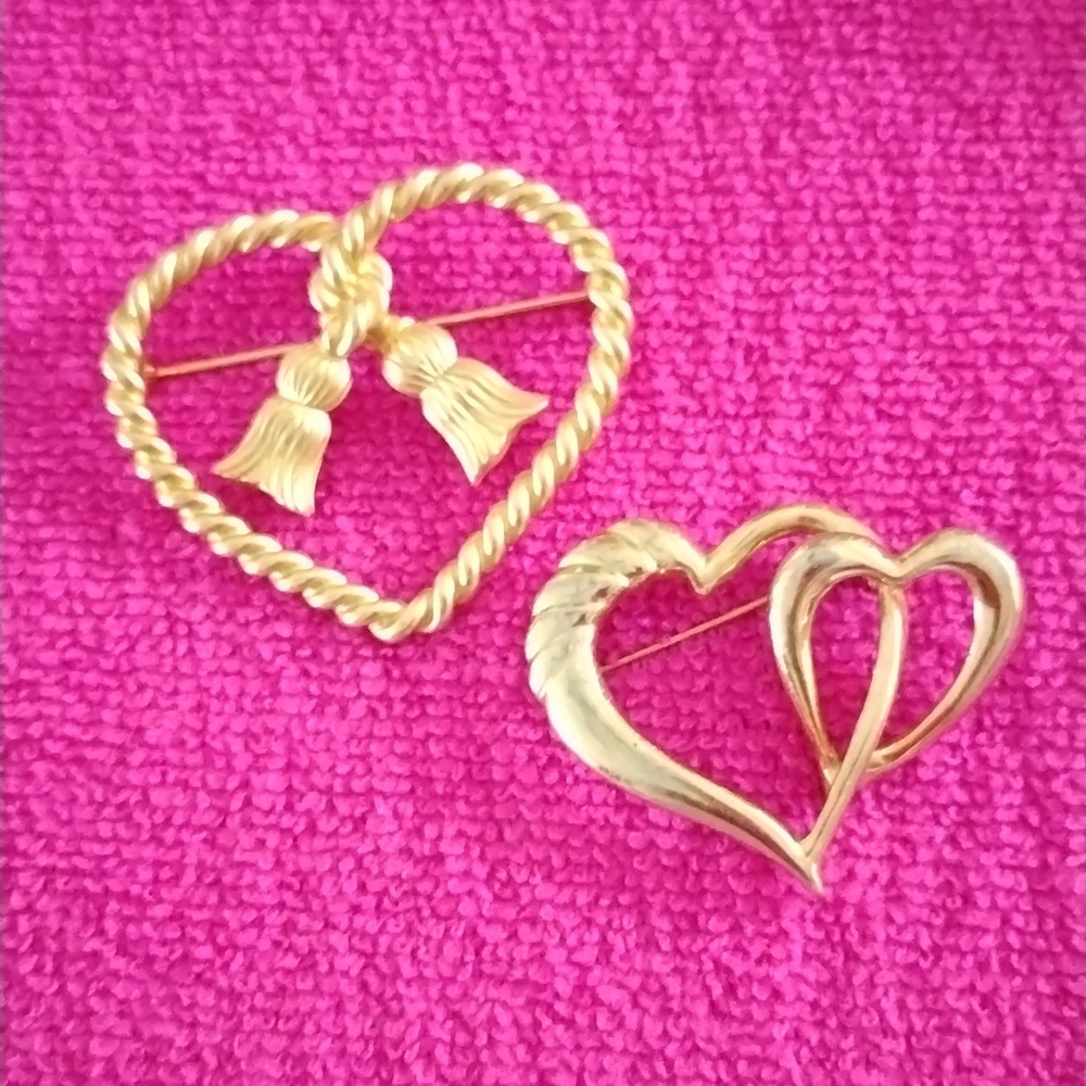 Custom jewelry 2 heart shaped pins/brooches